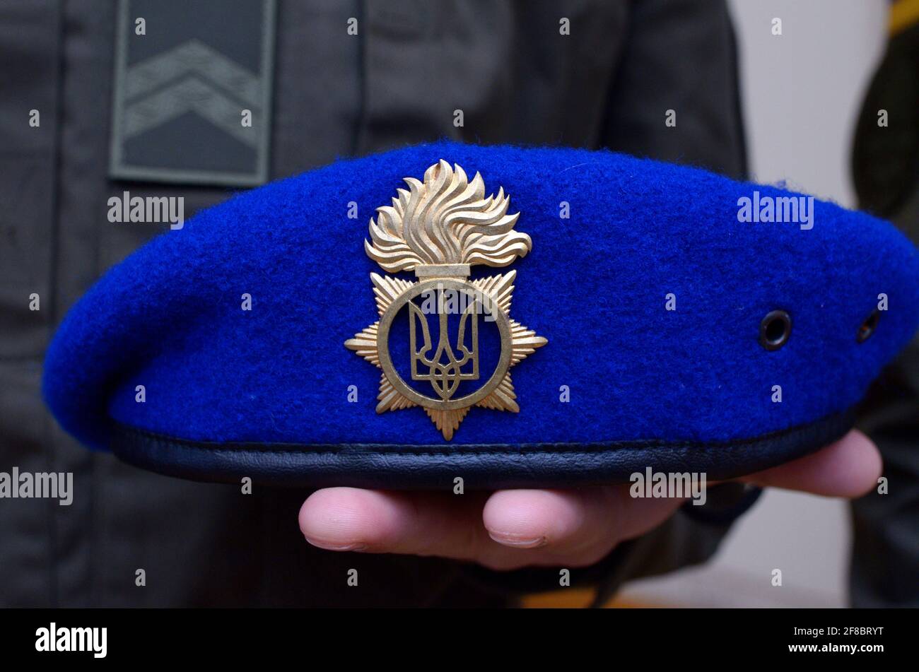 Ukrainian national guard s hand holding a blue beret with a coat of arms Tryzub . Demonstration new police equipment, gears and uniforms. October 7, 2 Stock Photo - Alamy