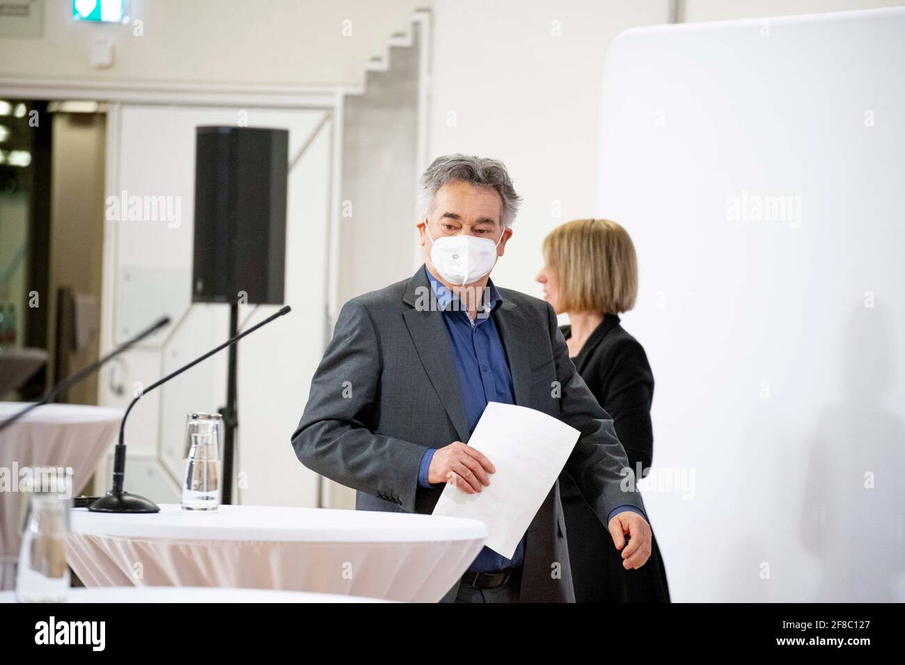 Wien, Österreich: Vizekanzler Werner Kogler (GRÜNE) präsentierte den designierten Gesundheitsminister Dr. Wolfgang Mückenstein als den Nachfolger des Stock Photo