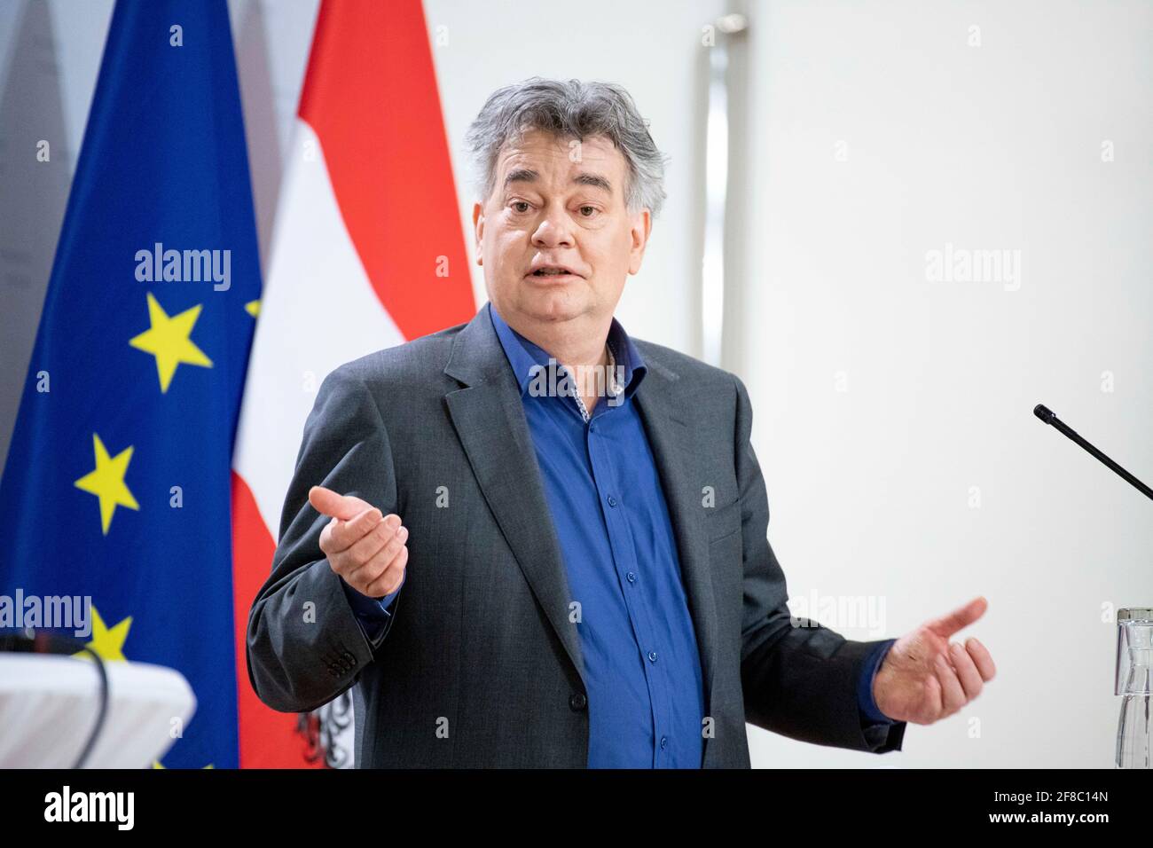 Wien Osterreich Vizekanzler Werner Kogler Grune Prasentierte Den Designierten Gesundheitsminister Dr Wolfgang Muckstein Als Den Nachfolger Des Stock Photo Alamy