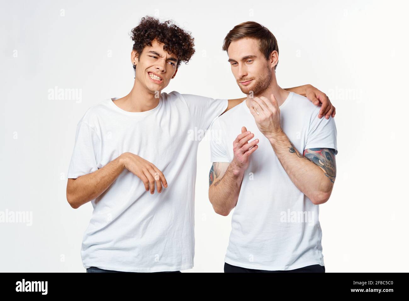 Два парня если. Два парня если. Близнецы парни. Два парня в обнимку. Два друга.