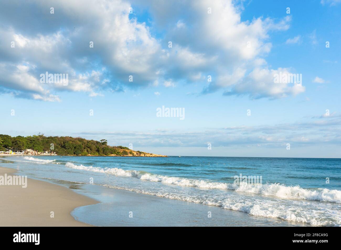 Beach and waves tropical sea with blue sky on sunny day background ...