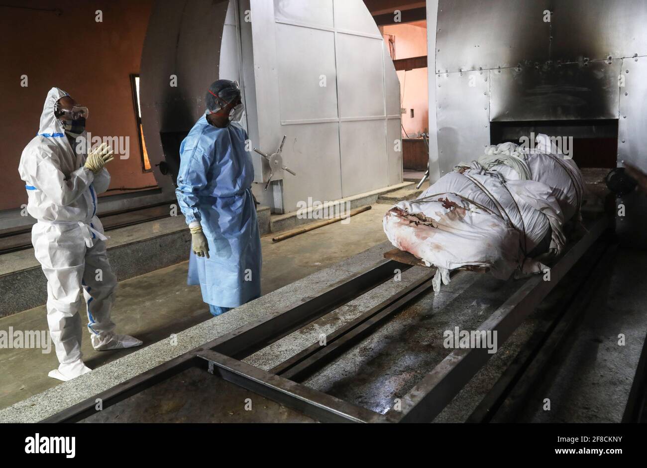 (EDITORS NOTE: Image depicts death) Relatives of COVID victims pay their last respect before cremation in a CNG furnace at Nigambodh Ghat crematorium in New Delhi. India recorded 161,736 new Covid-19 cases and 879 deaths in the last 24 hours. (Photo by Naveen Sharma / SOPA Images/Sipa USA) Stock Photo