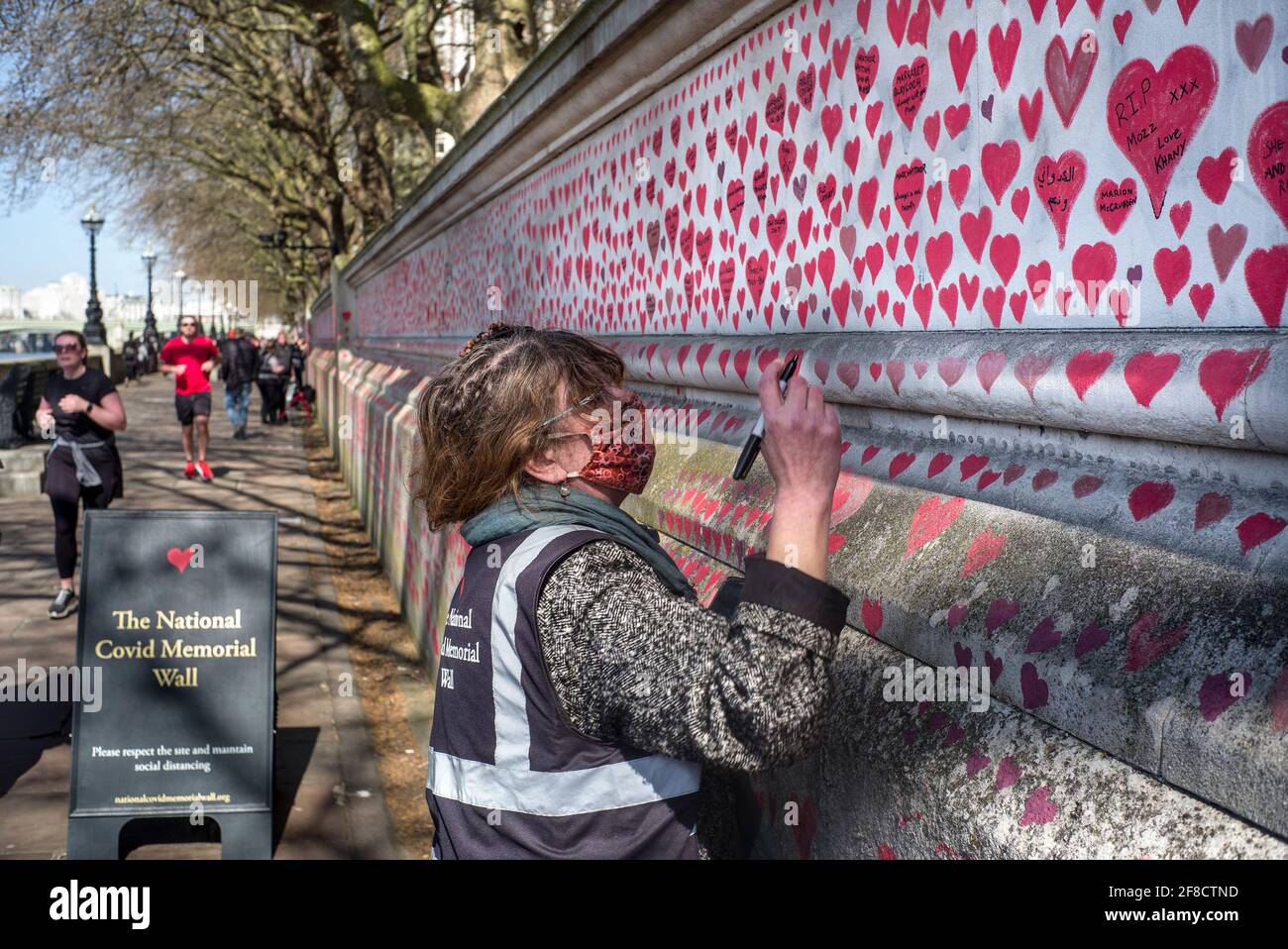 National Covid Memorial Wall, 150,000 hearts painted on wall opposite the Houses of Parliament as a memorial to those who have died of coronavirus Stock Photo
