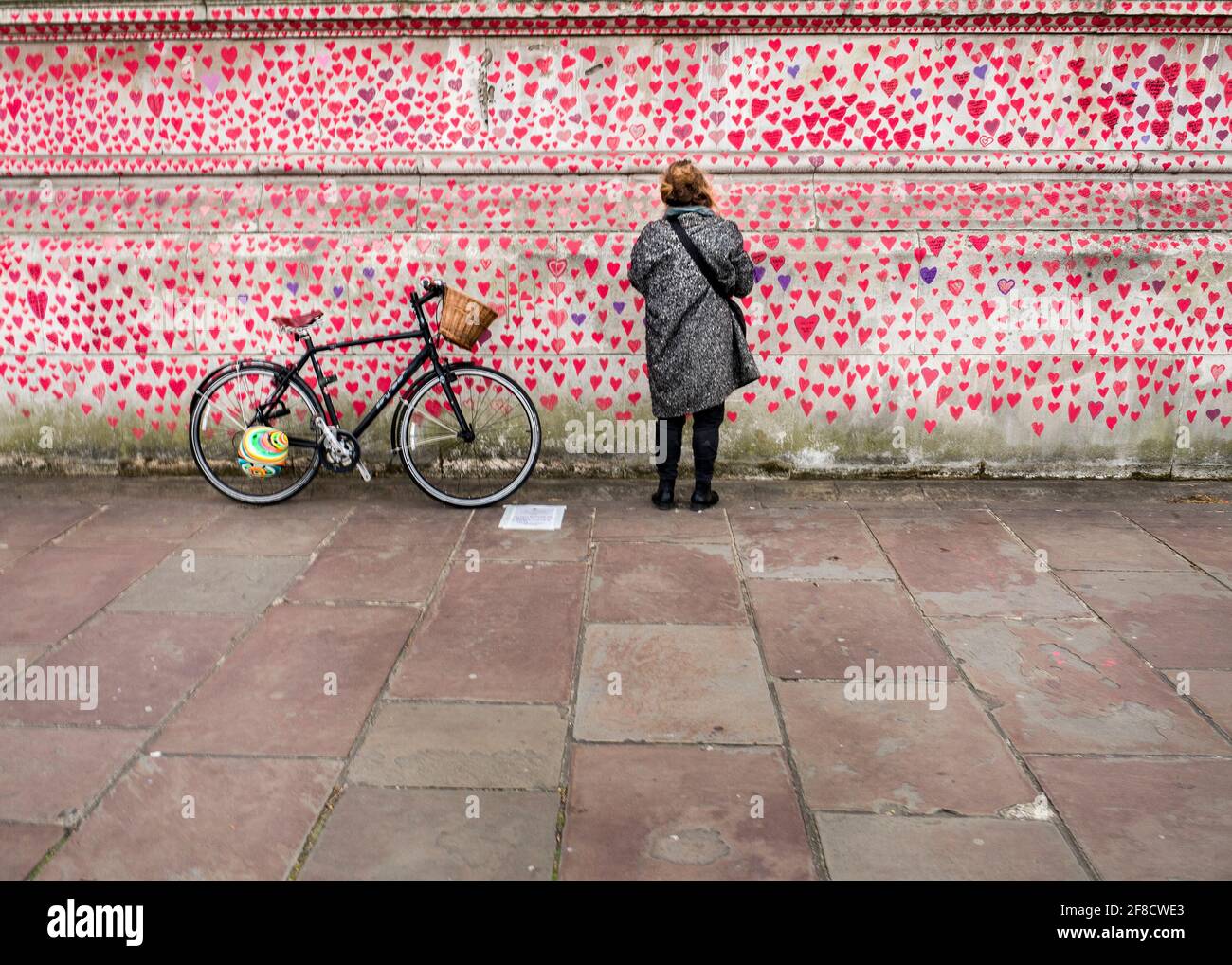 National Covid Memorial Wall, 150,000 hearts painted on wall opposite the Houses of Parliament as a memorial to those who have died of coronavirus Stock Photo