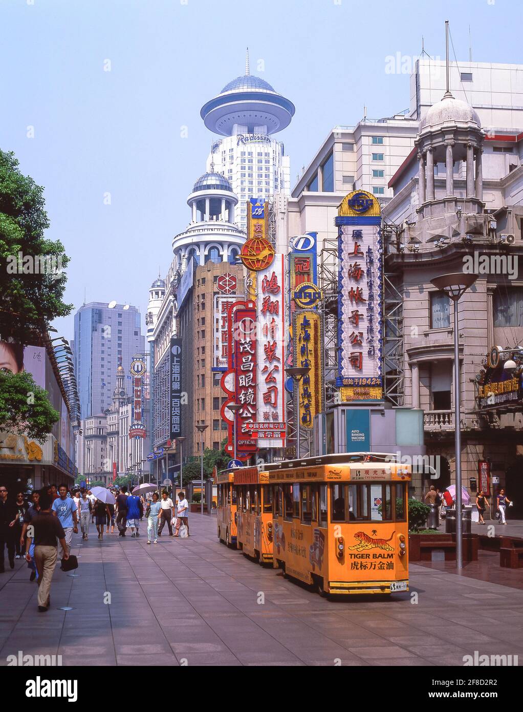 Pedestrianised Nanjing Road, Shanghai, People's Republic of China Stock Photo