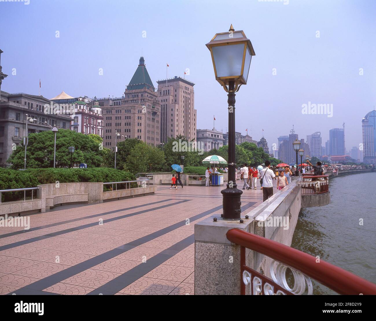 Riverfront promenade, The Bund, Shanghai, People's Republic of China Stock Photo