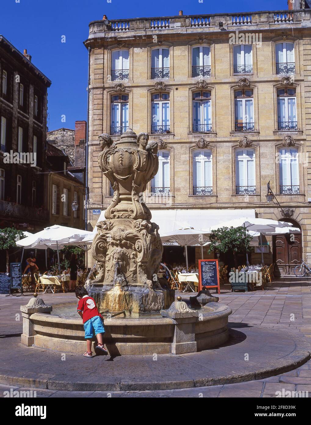 Street cafés and fountain, Place du Parlement, Bordeaux, Gironde, Aquitaine, France Stock Photo