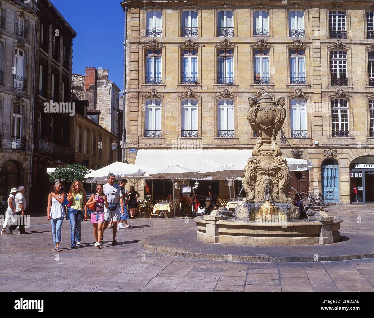 Street cafés and fountain, Place du Parlement, Bordeaux, Gironde, Aquitaine, France Stock Photo