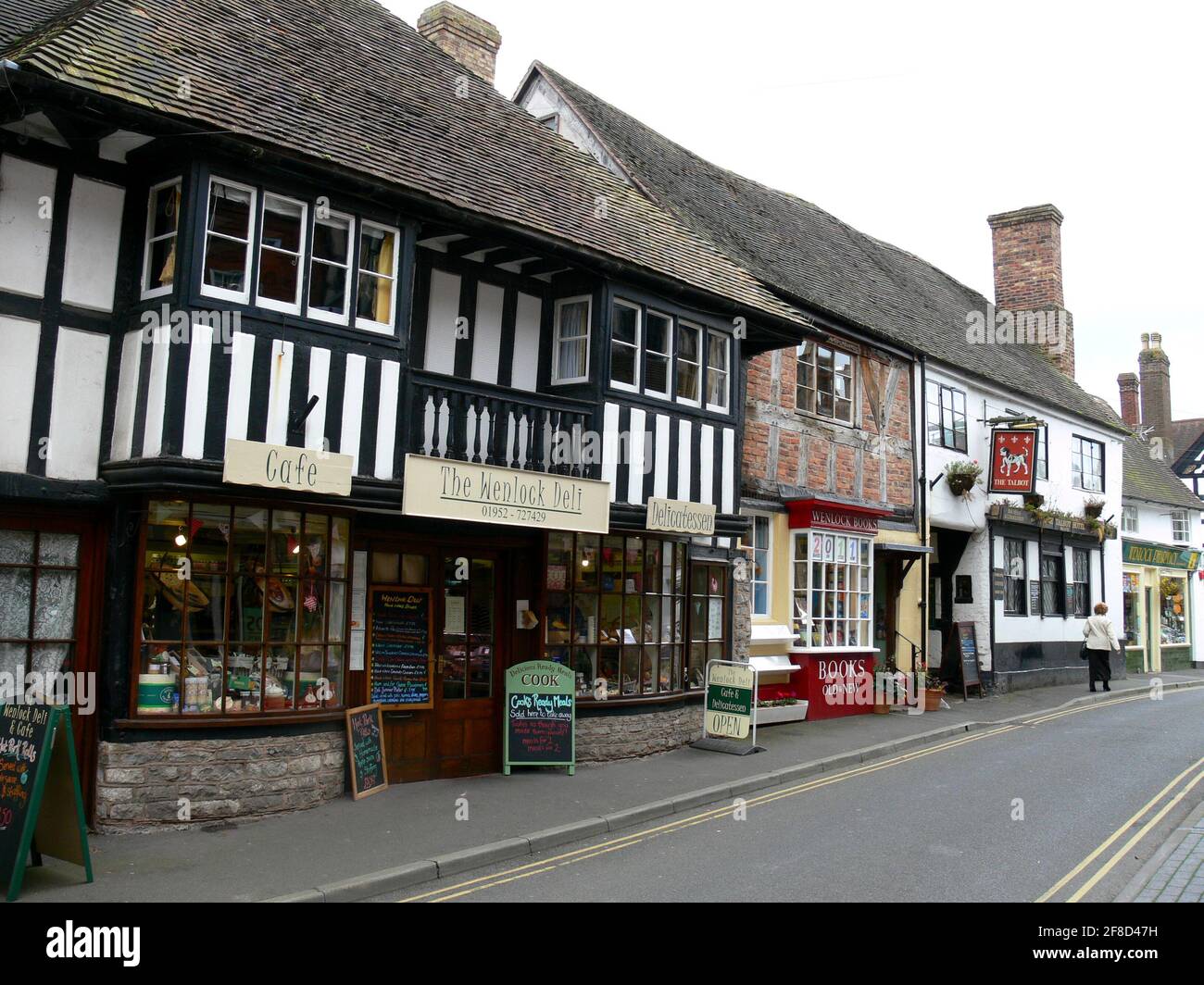 ENGLAND, WEST MIDLANDS, SHROPSHIRE, MUCH WENLOCK, HIGH STREET, OCTOBER 06, 2010: Buildings in the High Street in Much Wenlock Stock Photo