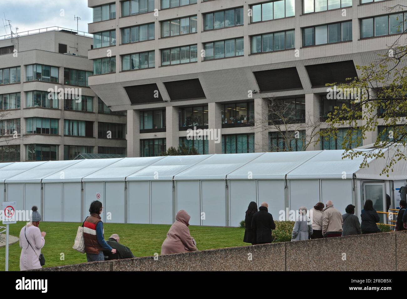 London (UK): View from Waterloo Bridge Road looking toward St Thomas's Hospital covid vaccination centre (tent ). Stock Photo