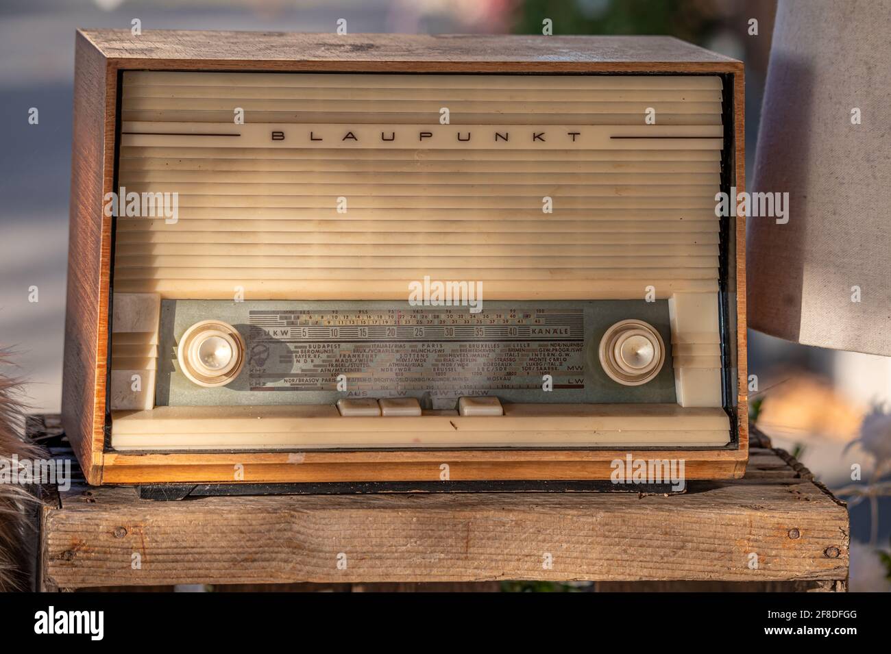 Antique table radio hi-res stock photography and images - Alamy