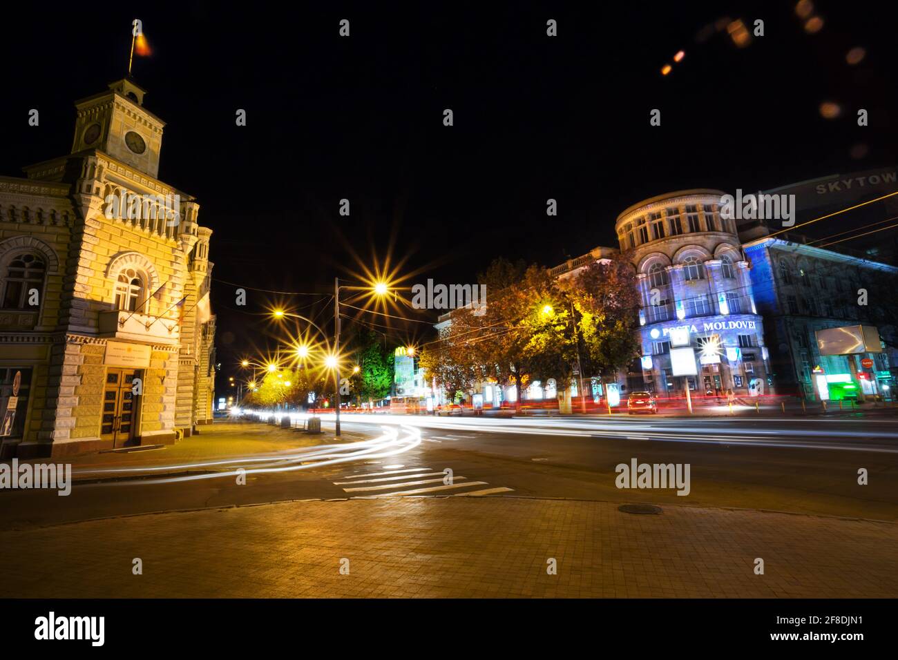 Можно ли в кишинев. Молдавия столица. Молдова ночной Кишинев фото. Улицы Кишинева ночью. Красивые улицы Кишинева.