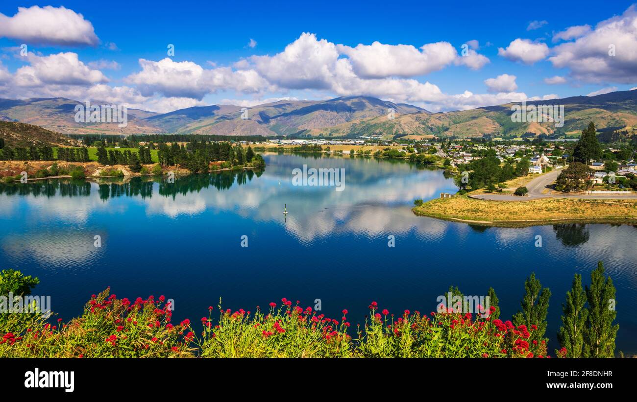 The Kawarau river and town of Cromwell, Central Otago, South Island, New Zealand Stock Photo
