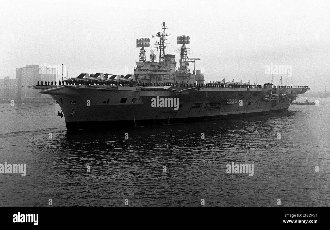 AJAXNETPHOTO. 29TH OCTOBER, 1971. PORTSMOUTH, ENGLAND.  - HMS ARK ROYAL OUTWARD BOUND FROM NAVAL BASE UNDER GREY AUTUMNAL SKIES. PHOTO:AJAX NEWS & FEATURE SERVICE  REF:129 712910 14 Stock Photo
