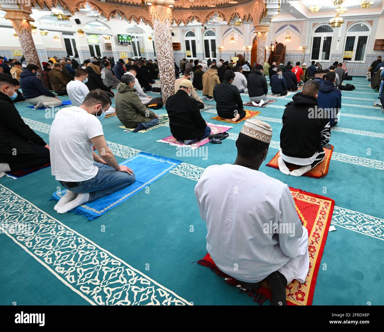 13 April 2021, Hessen, Frankfurt/Main: Men pray during the night prayer  (Ishaa) in the Abu Bakr Mosque of the Islamic Community Frankfurt am Main.  Ramadan has begun for the approximately 460,000 Muslims