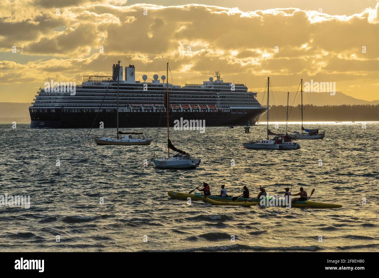 Holland America Cruise Ship High Resolution Stock Photography And Images Alamy