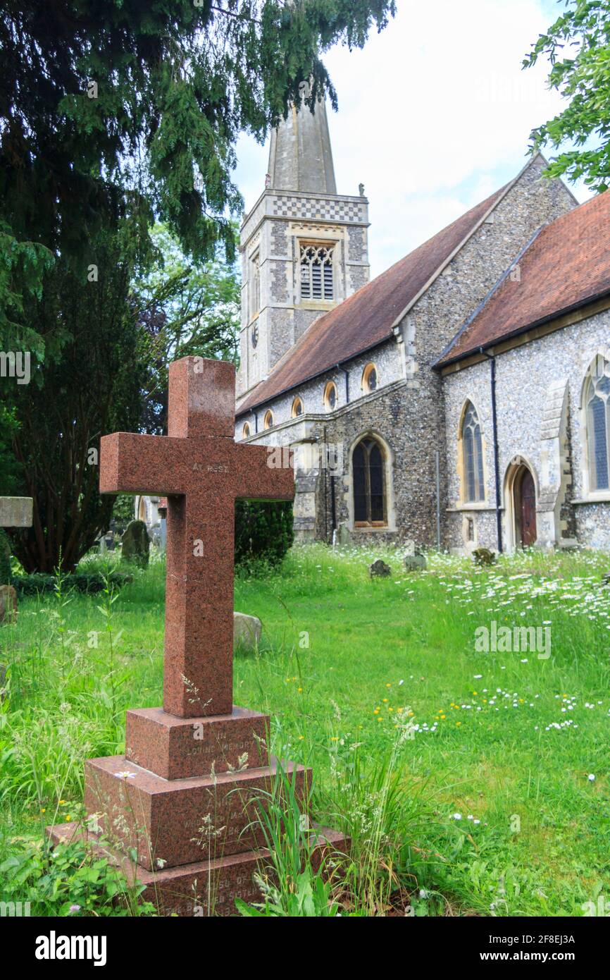 Cross in graveyard with St Mary's Church in the background, Princes Risborough, Buckinghamshire, England Stock Photo