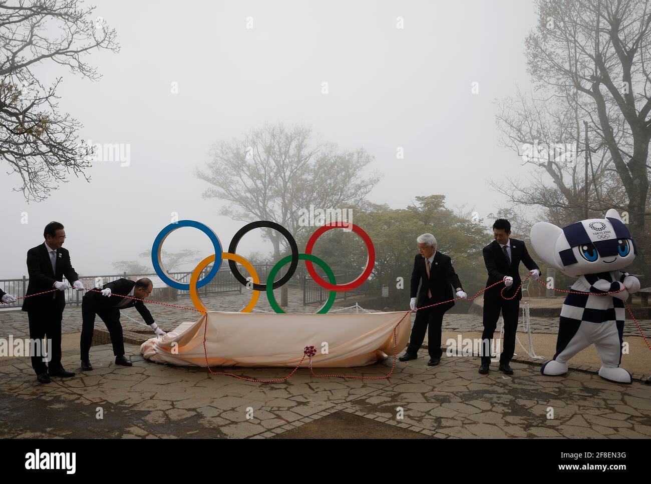 Hachioji, Japan. 14th Apr, 2021. Mitsuchika Tarao (2nd L ), vice Governor of Tokyo, Junichi Miyashita ( 2nd R), bronze medallist at Beijing 2008 Olympic Games and Tokyo 2020 Olympic Games mascot Miraitowa unveil a display of Olympic Symbol on Mt. Takao in Hachioji, west of Tokyo, Japan, April 14, 2021, to mark 100 days before the start of 2020 Tokyo Olympic Games. Credit: POOL/ZUMA Wire/Alamy Live News Stock Photo