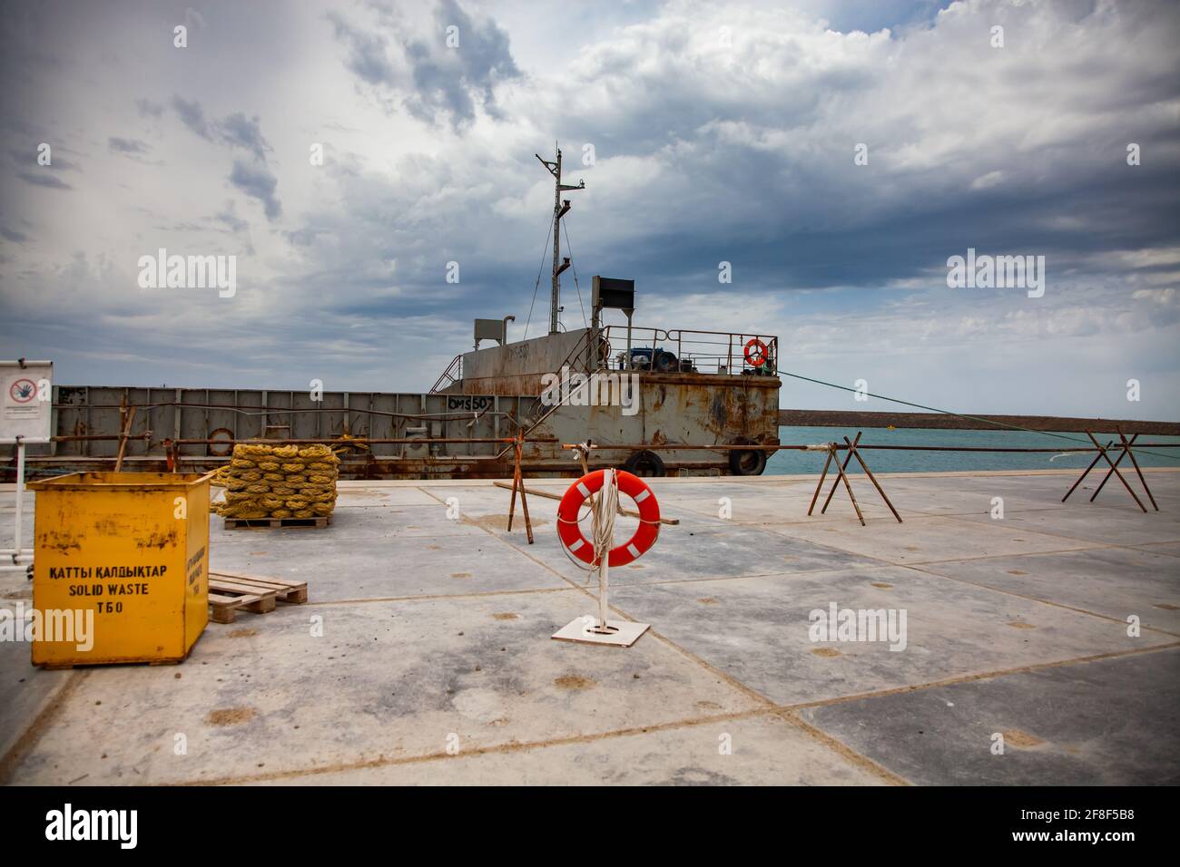 Loading of the ship hi-res stock photography and images - Alamy