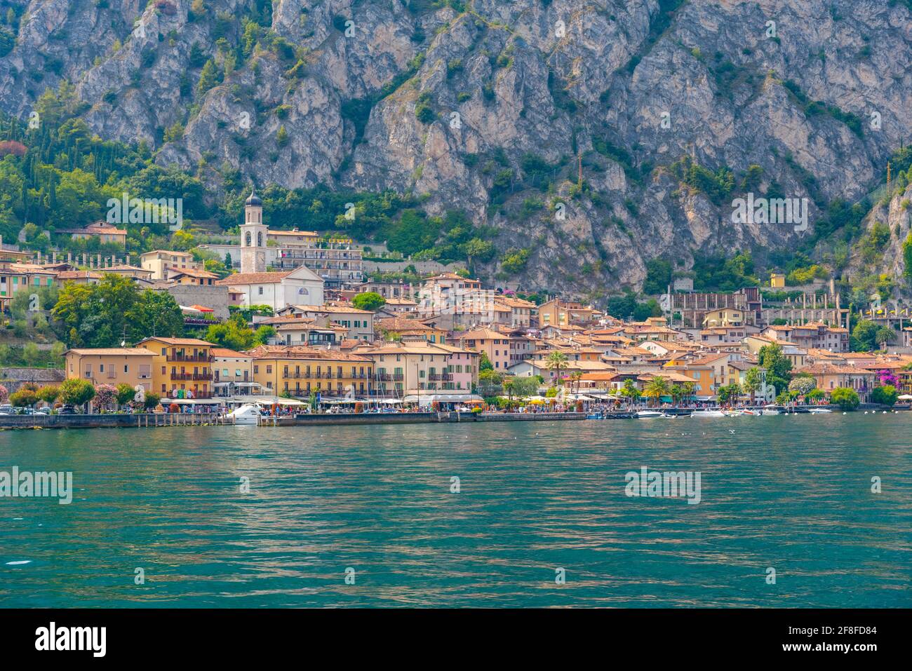 Lakeside promenade limone sul garda hi-res stock photography and images ...