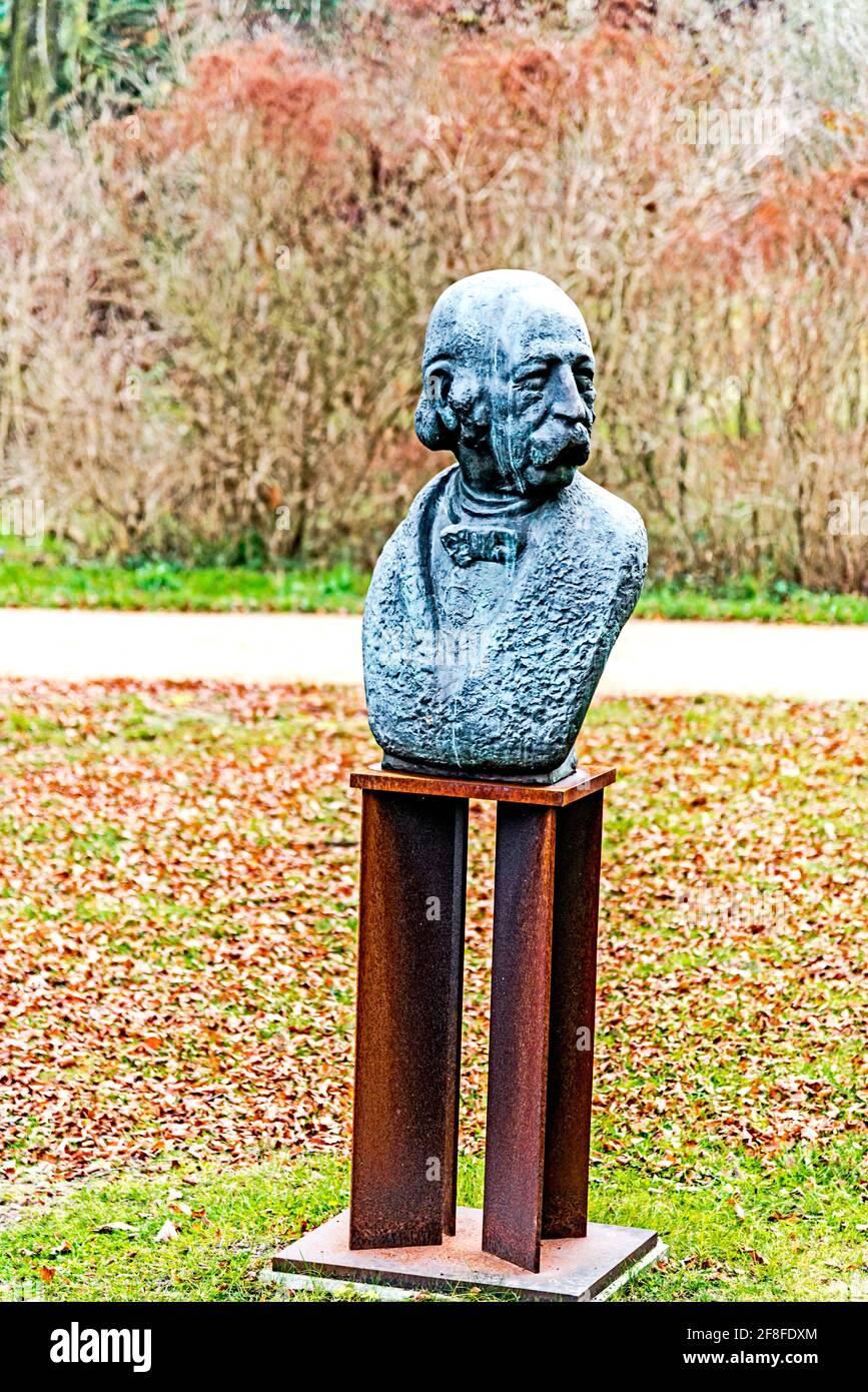 Fontane-Bust in front of the Fontane-Archiv in Potsdam, Brandenburg, Germany; Büste von Theodor Fontane vpr dem Fontane-Archiv Potsdam Stock Photo