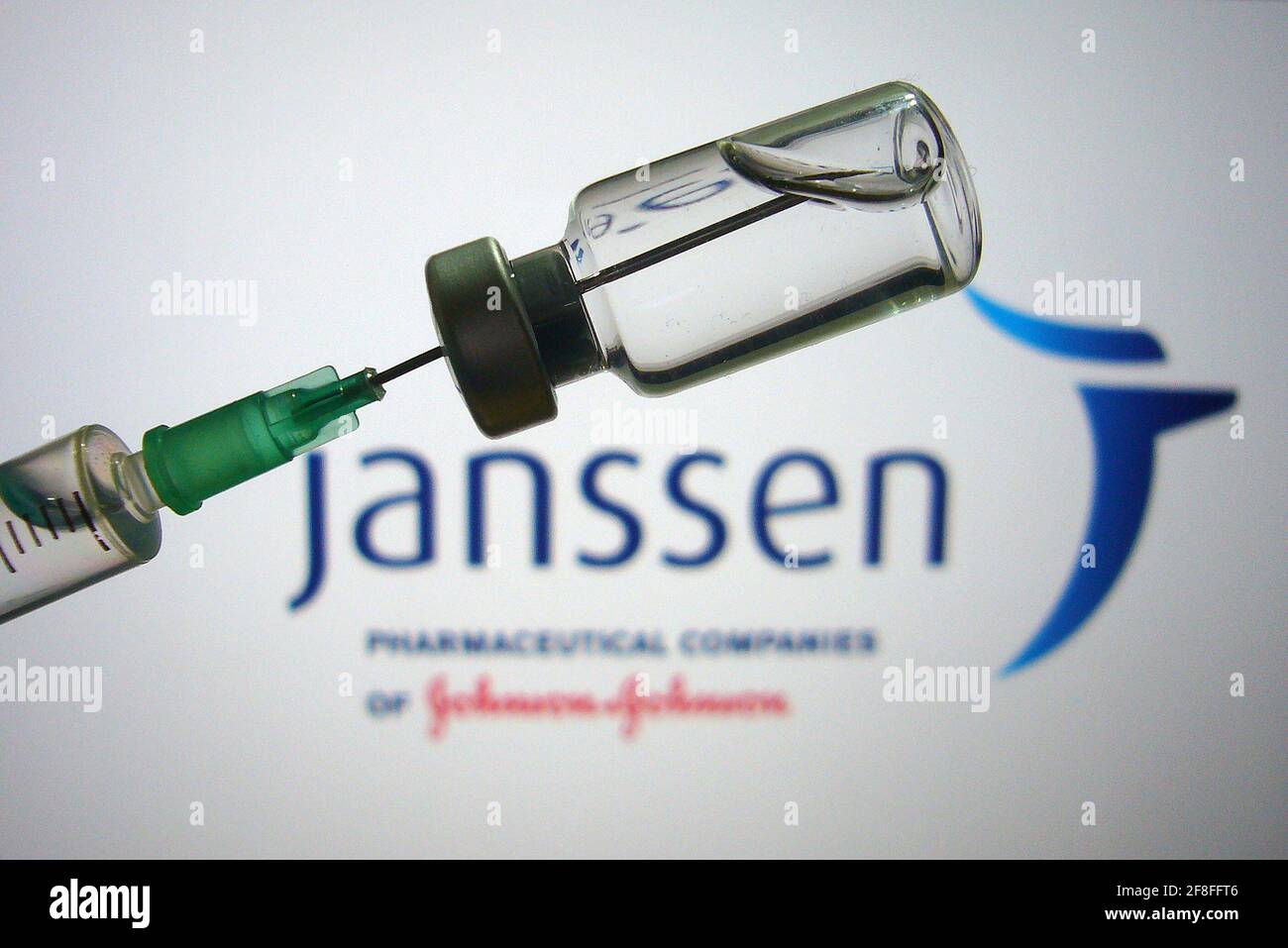 Hair, Deutschland. 14th Apr, 2021. Subject image Johnson and Johnson vaccine. Disposable syringe and vaccination box with vaccine for injection with a needle. Impfspritze Janssen Pharmaceutica NV | usage worldwide Credit: dpa/Alamy Live News Stock Photo