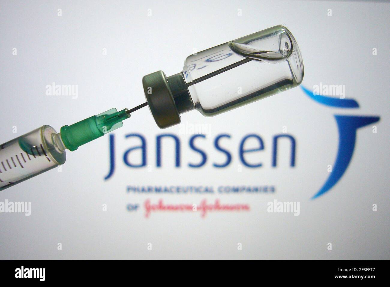 Hair, Deutschland. 14th Apr, 2021. Subject image Johnson and Johnson vaccine. Disposable syringe and vaccination box with vaccine for injection with a needle. Impfspritze Janssen Pharmaceutica NV | usage worldwide Credit: dpa/Alamy Live News Stock Photo