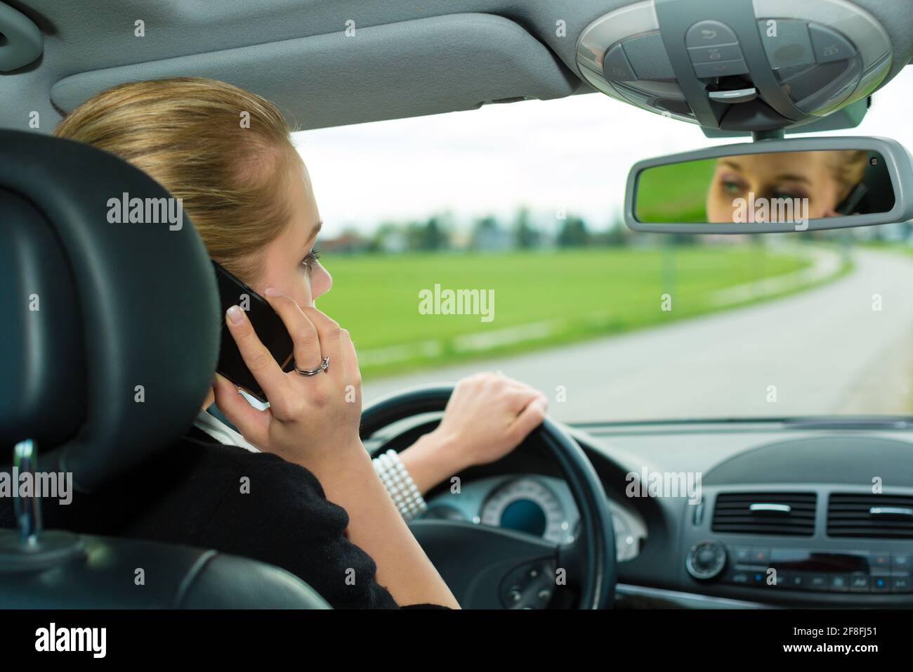 Разговаривать по телефону за рулем. Женщина за рулем с телефоном. Девушка в машине с телефоном. Человек в машине с телефоном. Человек говорит по телефону в машине.
