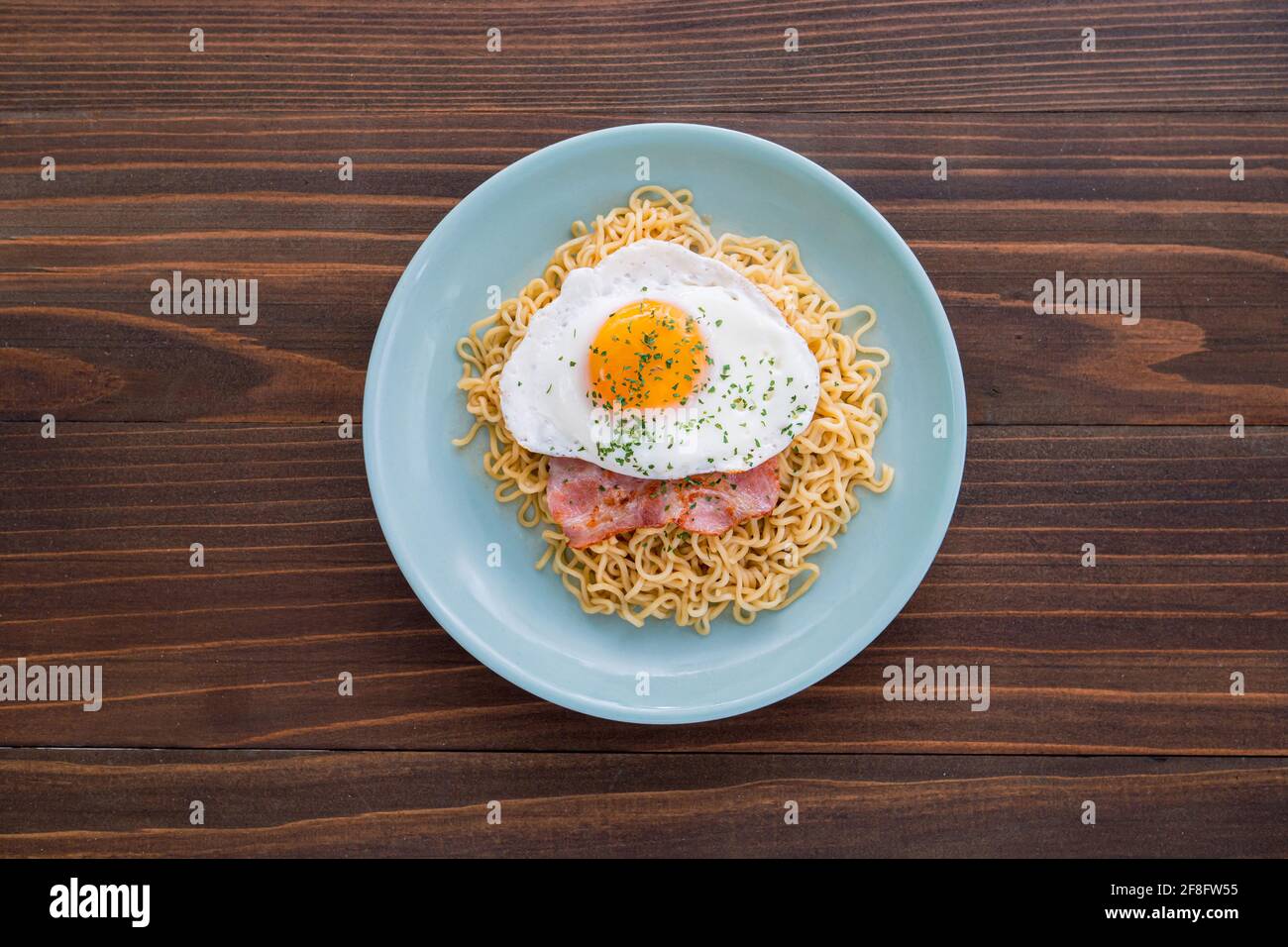 Instant noodles, arranged with fried egg and bacon Stock Photo Alamy