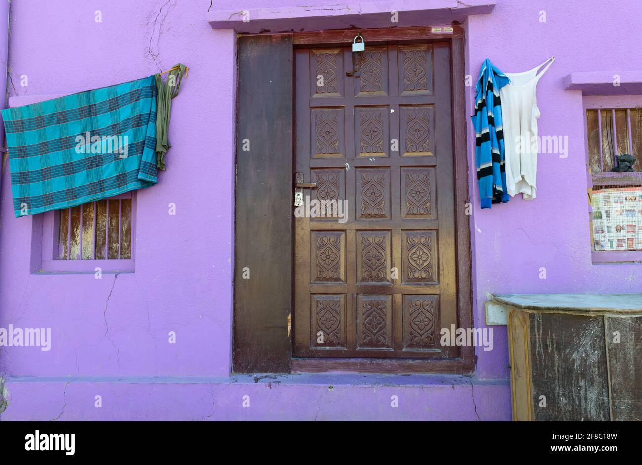 Purple painted house in Jalan Bani Ben Ali. Ash Sharqiyah South Governorate, Oman Stock Photo