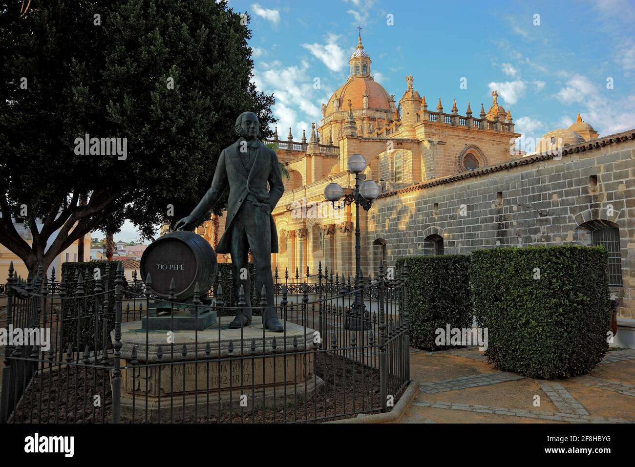 Spain, Andalusia, Jerez de la frontera in Cadiz province, Statue des Manuel Maria Gonzalez Angel, sherry cask Tio Pepe infront of the cathedral Antigu Stock Photo