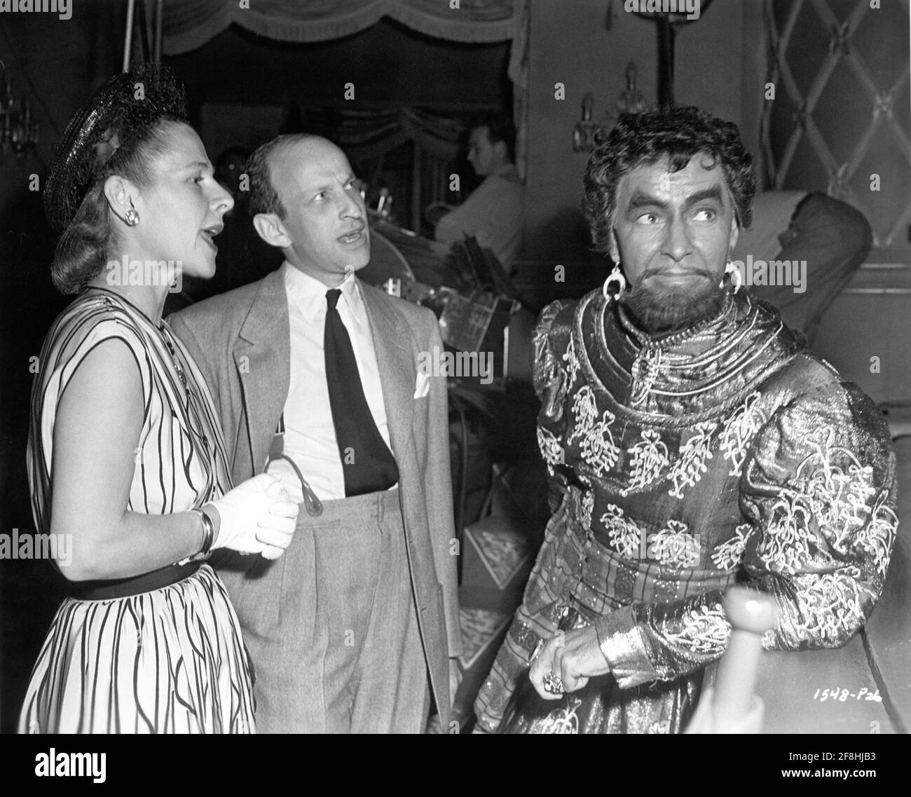 Writers RUTH GORDON and GARSON KANIN on set candid with RONALD COLMAN in costume as Othello during filming of A DOUBLE LIFE 1947 director GEORGE CUKOR writers Ruth Gordon and Garson Kanin  music Miklos Rozsa producer Michael Kanin  Kanin Productions / Universal Pictures Stock Photo