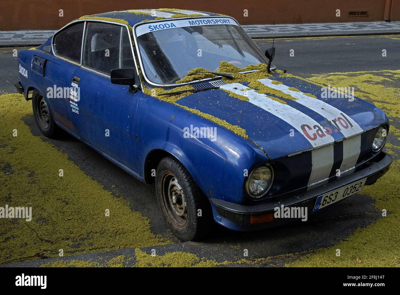 18 yellow racing car hi-res stock photography and images - Alamy
