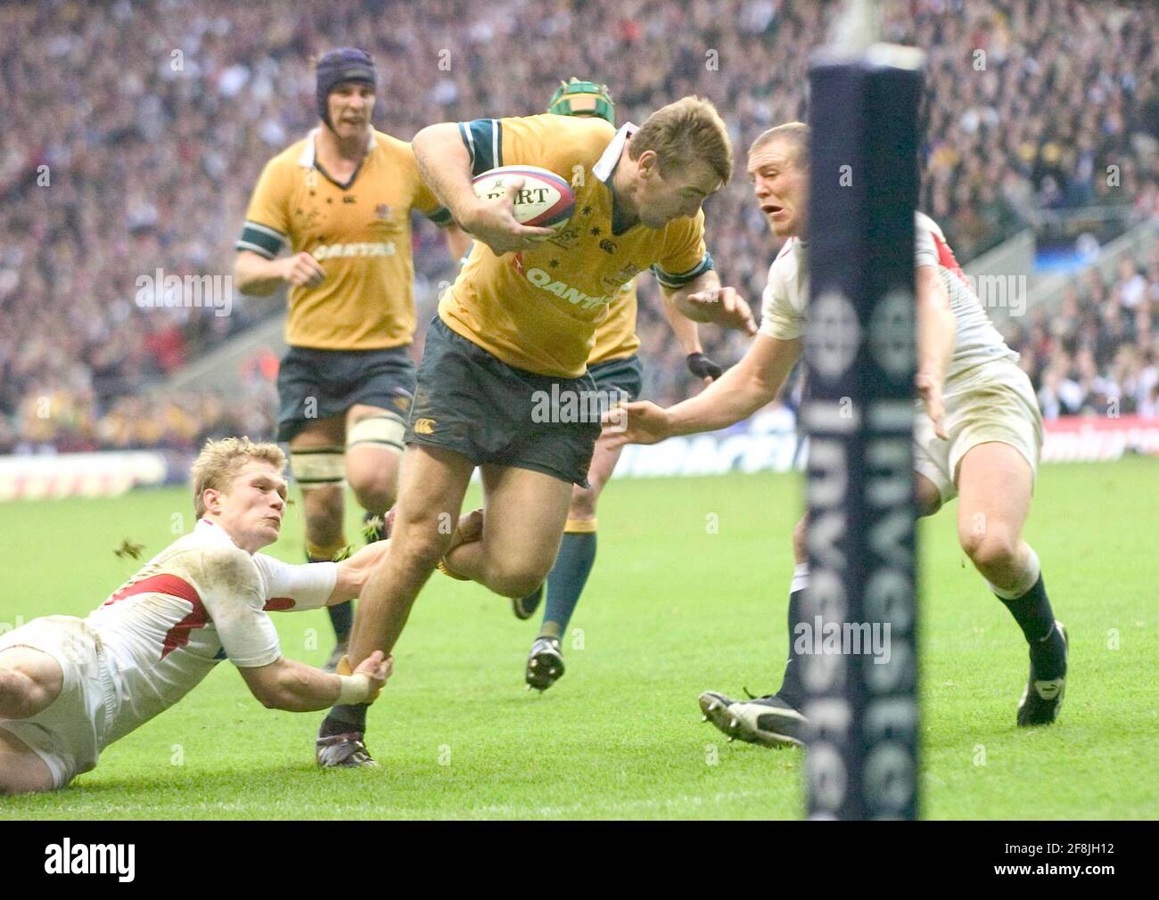ENGLAND v australia  AT TWICKENHAM CHRIS LATHAM ABOUT TO SCORE HIS TRY 27/11/2004  PICTURE DAVID ASHDOWNRUGBY ENGLAND Stock Photo