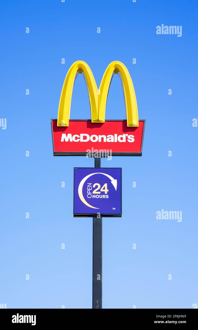Mcdonalds golden arch sign hi-res stock photography and images - Alamy