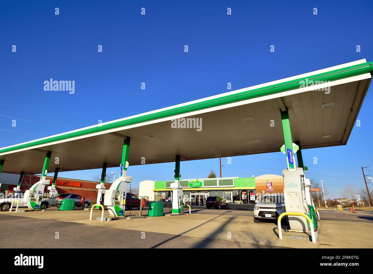 South Elgin, Illinois, USA. A modern service station located in an out island at a shopping mall in a Chicago suburban community. Stock Photo