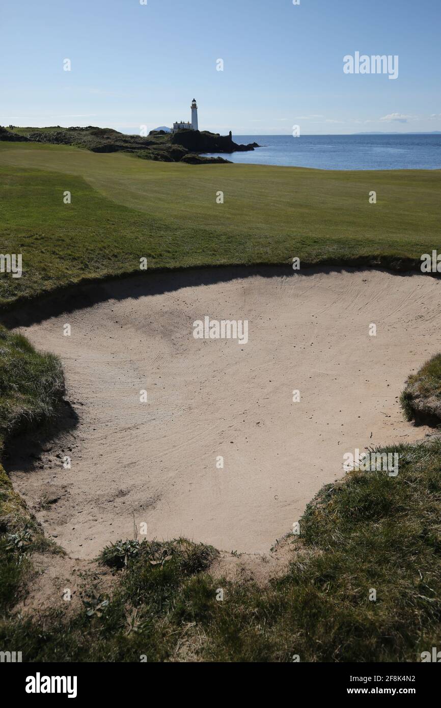 Scotland, Ayrshire Turnberry  Golf Ailsa Course 12 April 2021. The 10th hole known as Dinna Fouter. Bunkers defending the green Stock Photo