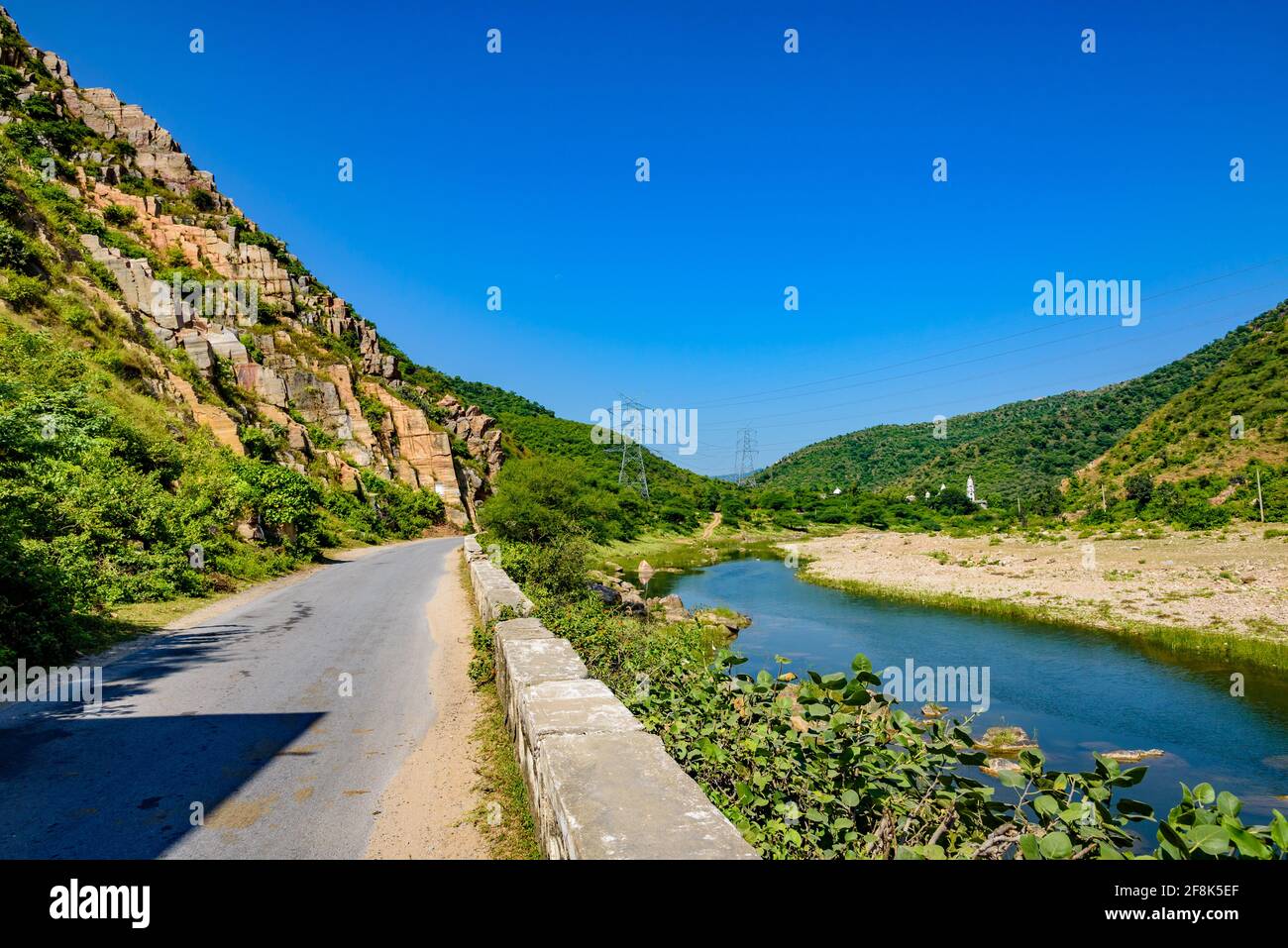 View enroute to Kumbhalgarh fort road through Rhyolite an extrusive volcanic  igneous rock mountains in Aravalli Mountains, Udaipur, Rajasthan Stock Photo