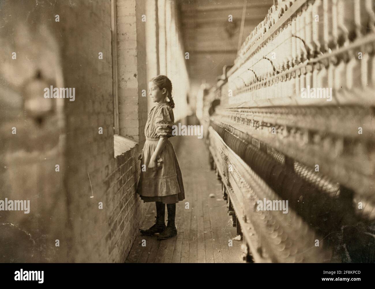 Rhodes Mfg. Co., Lincolnton, N.C. Spinner. A moments glimpse of the outer world Said she was 10 years old. Been working over a year. Location: Lincolnton, North Carolina - Photo shows girl identified as Lalar Blanton, 1908 Stock Photo