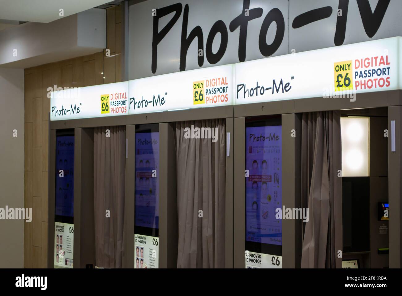 Photo me passport photo booths hi-res stock photography and images - Alamy