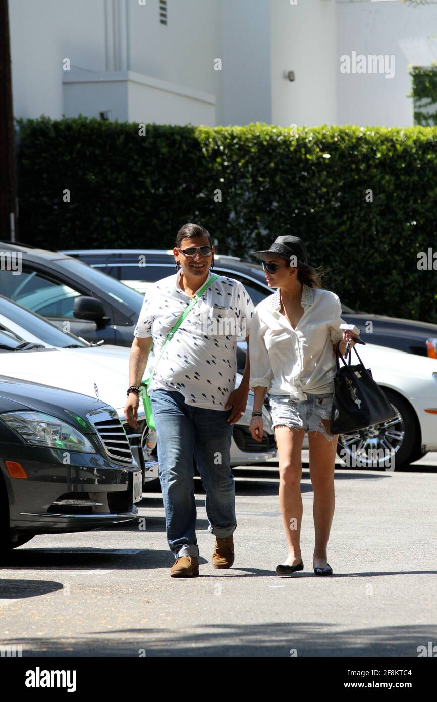 Lindsay Lohan se le vio vio salir y partir de restaurante Ciccone con un  amigo. Se le puede ver calzones( bragas) y pantalones cortos. Los Ángeles,  CA 01 de agosto 2012. FOTO:MediaCircuit/NortePhoto.com **