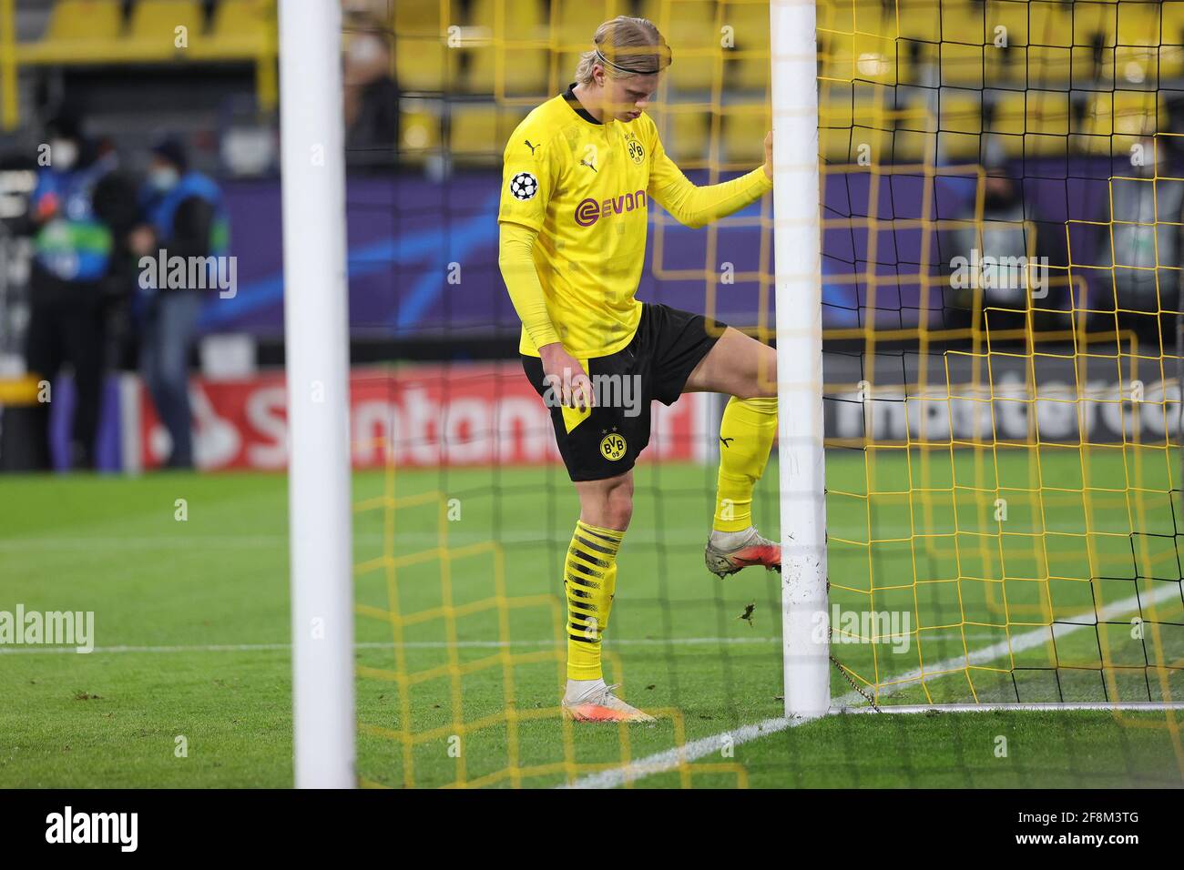 Dortmund Deutschland 14th Apr 21 Firo 14 04 21 Soccer Ball Uefa Champions League Cl Chl Season 21 Quarter Finals Back Game Bvb Borussia Dortmund Manchester City Erling Haaland Enttvnuscht Enttvnuschung Am Torppost