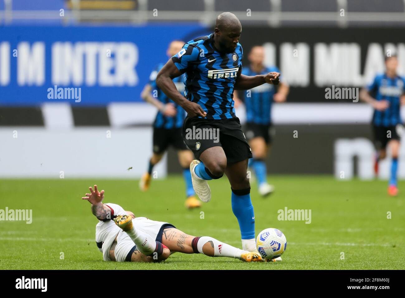 MILAN, ITALY - APRIL 11: Radja Nainggolan of Cagliari and Romelu Lukaku of  Internazionale during the Serie A match between Internazionale and Cagliari  Stock Photo - Alamy, image size:1300x956