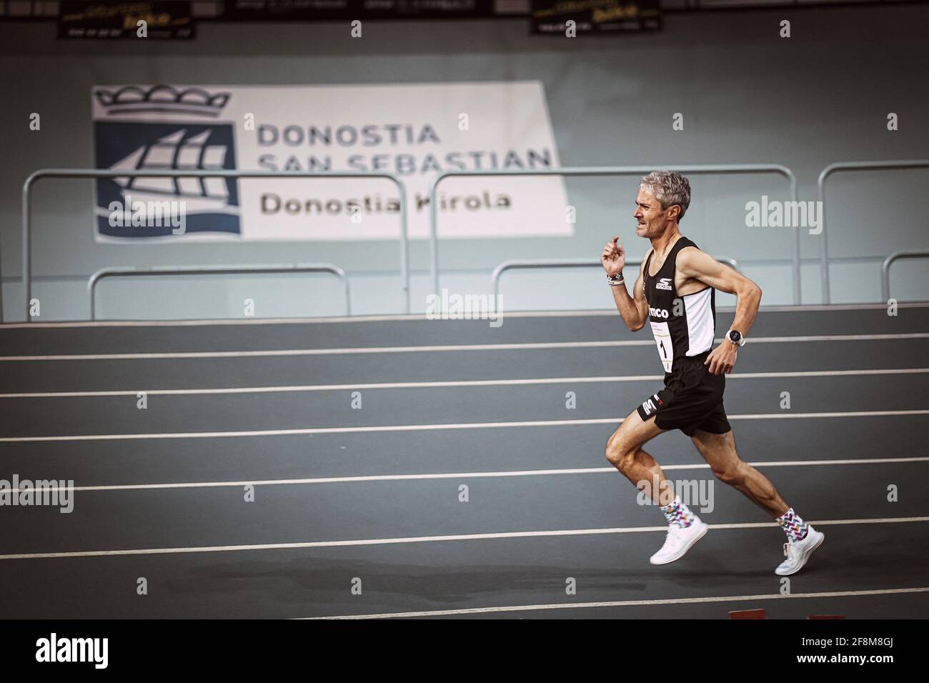 кипчоге тренировки. босая бегает по стадиону. фильм про босоногих футболистов. кастер семеня. Harrison williams атлетика.