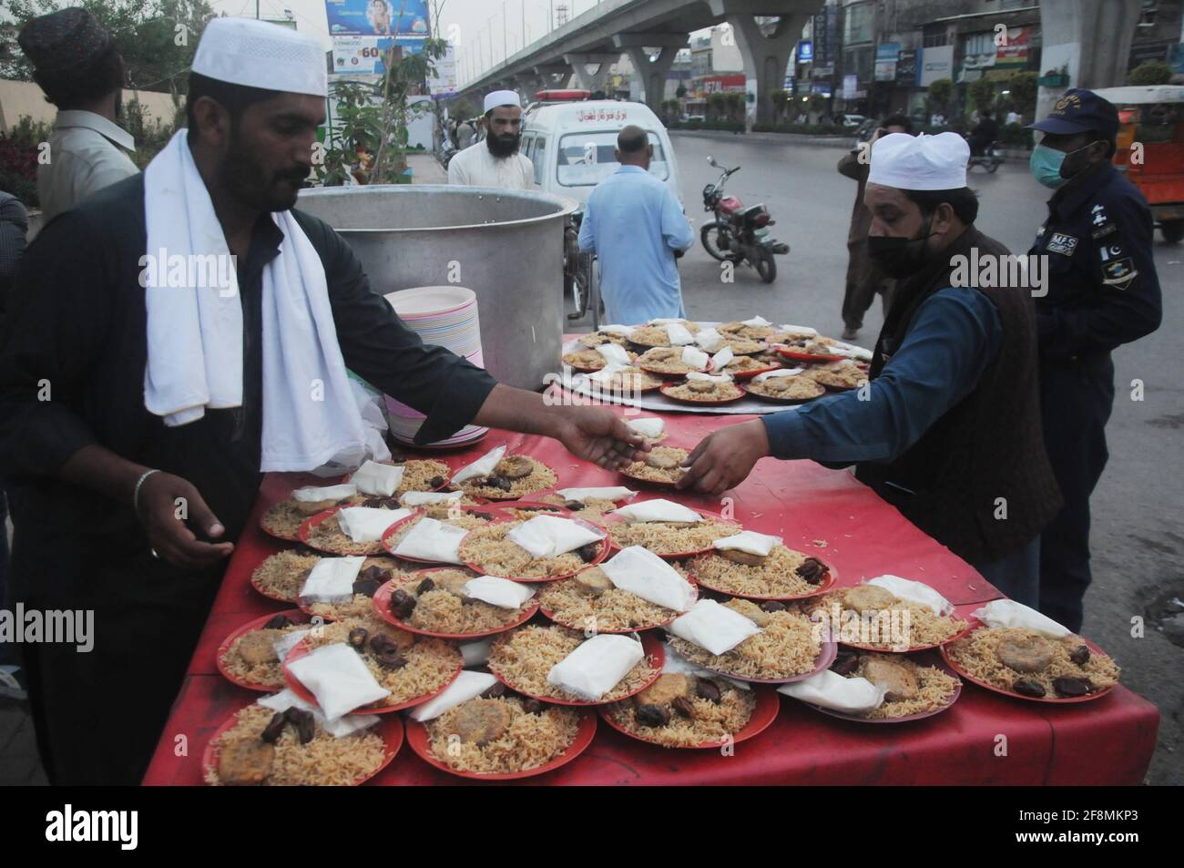 Rawalpindi, India. 14th Apr, 2021. Faithful Muslims prepare Iftari (breaking fast meal) for worshippers on the first day of the Holy month of Ramadan-ul-Mubarak at Muree road in Rawalpindi. (Photo by Zubair Abbasi/Pacific Press) Credit: Pacific Press Media Production Corp./Alamy Live News Stock Photo