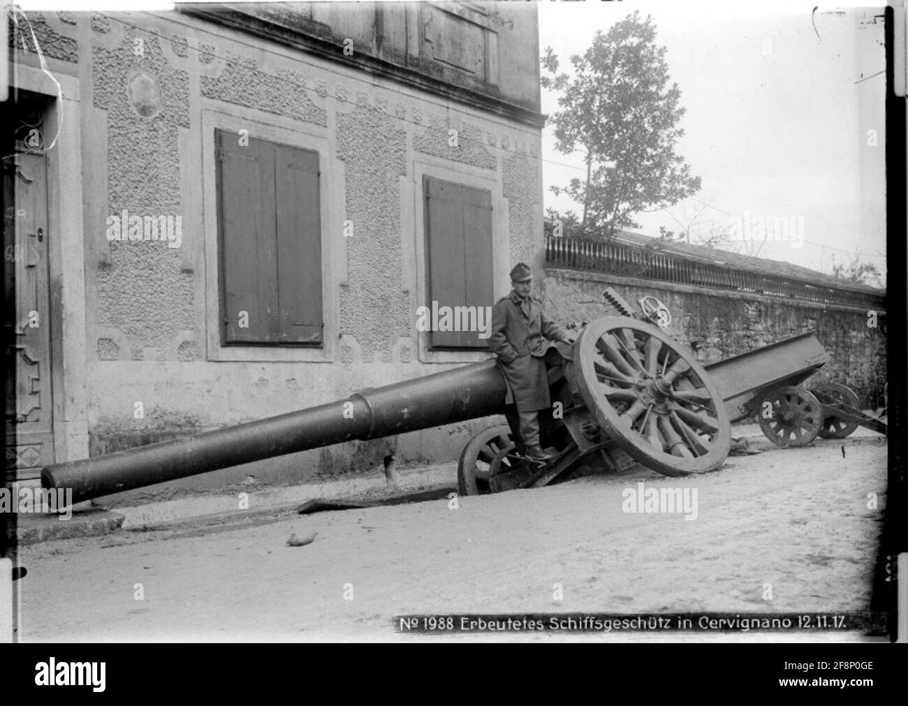 Captured naval cannon in Cervignano Isonzo front, ca. 15 kilometres west of Monfalcone; photographer: Krieg Vermessung 5. Stock Photo