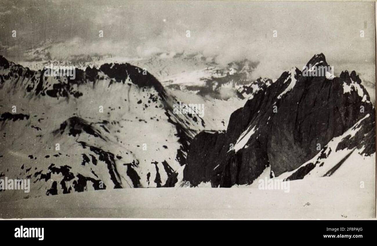 U '- rocks, opposite the enemy fedaja position, Pradi Padon (2340m) and Mesolina (2636m), seen from the battle stand on Col de Bous., Stock Photo