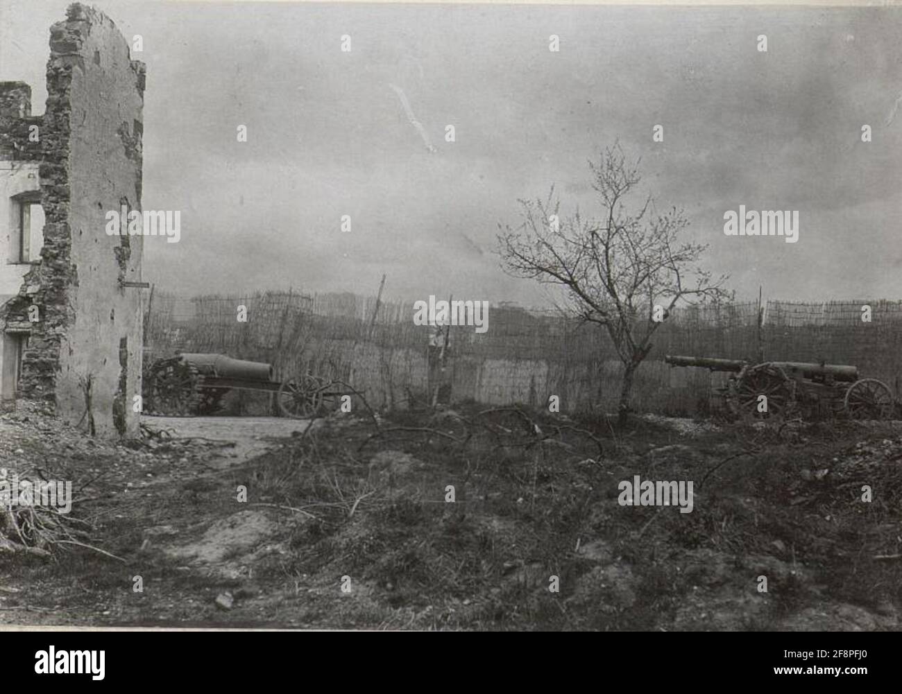 A 28 cm mortar and.20.2cm spare gun. Recorded at the street at Isonzo Görz. (End of March 1918.). Stock Photo