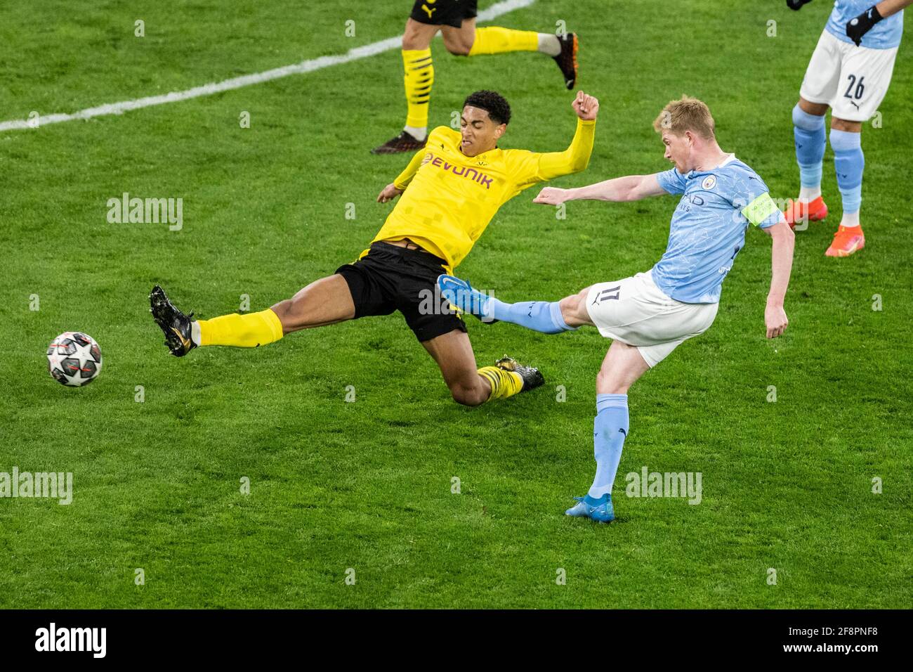 Dortmund, Signal Iduna Park, 14.04.21: Kevin De Bruyne (Manchester) (R)  gegen Jude Bellingham (BVB) im Spiel Champions league Borussia Dortmund vs.  Ma Stock Photo - Alamy
