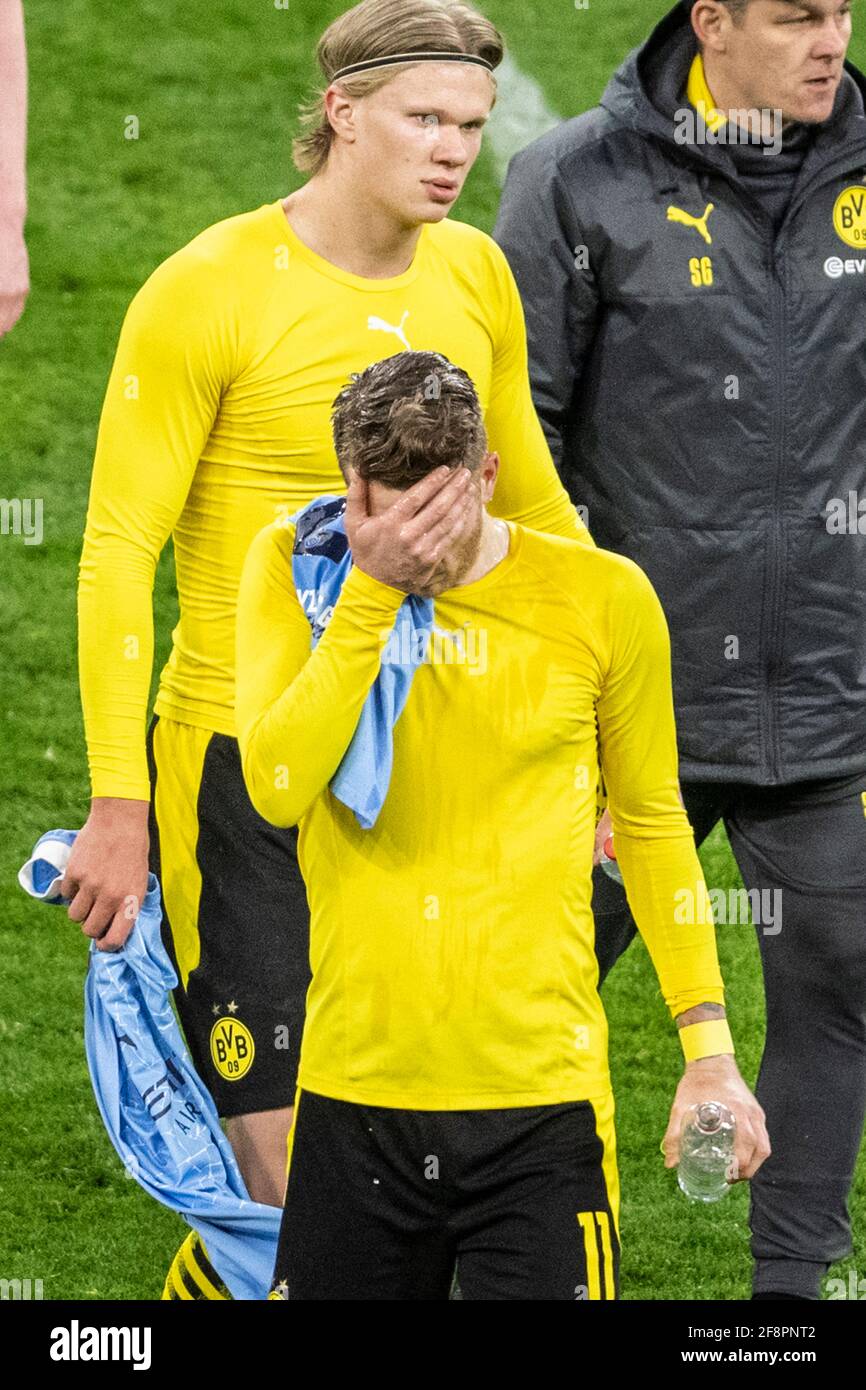 Dortmund, Signal Iduna Park, 14.04.21: Marco Reus (BVB) (in front) und Erling Haaland (BVB) enttäuscht nach dem Spiel Champions league Borussia Dortmu Stock Photo
